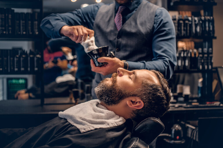 barber-applies-shaving-foam-62HLKP9.jpg